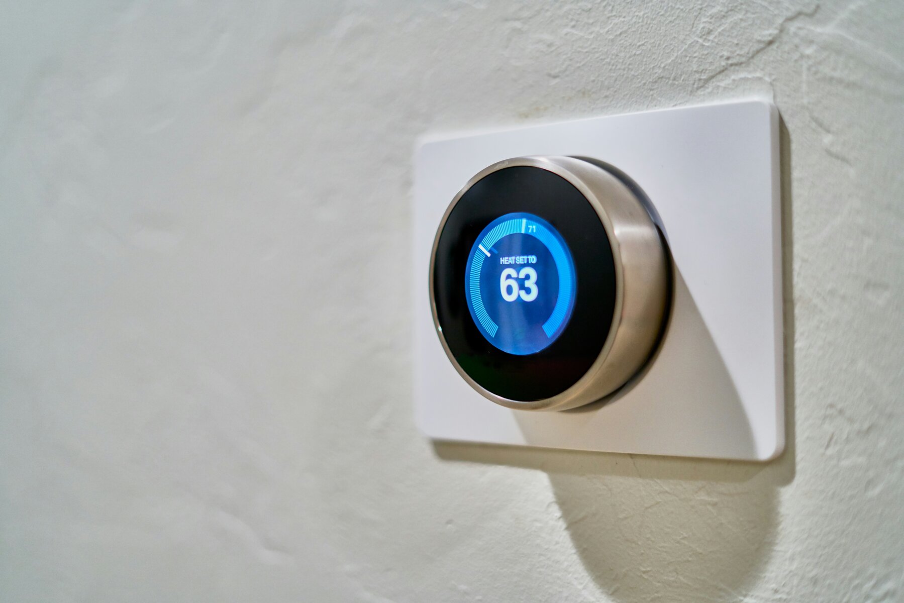 Smart building control device showing temperature and system status